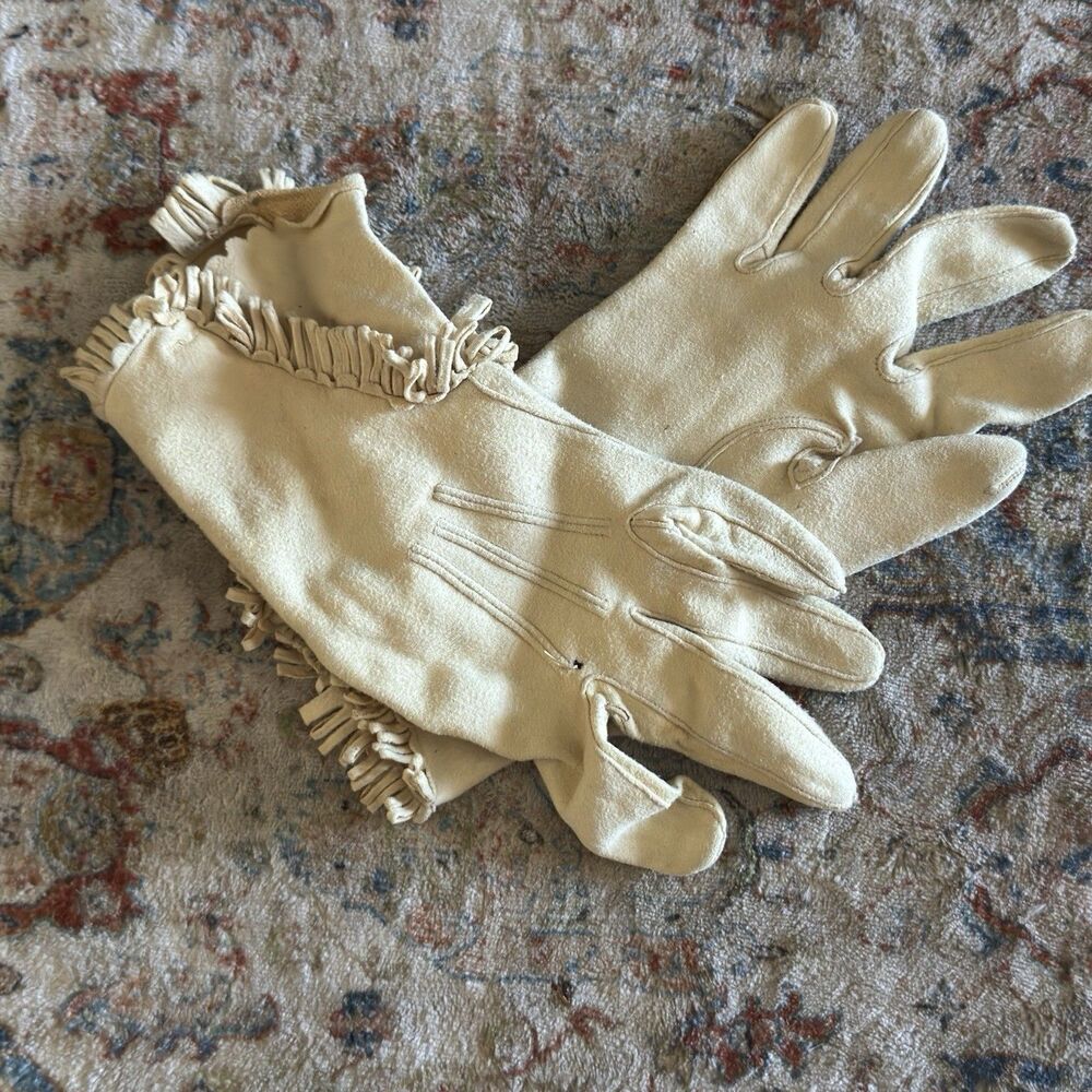 Vintage 1950s Cream Suede Leather Gloves Looped Fringe Cuff Study/Display Sony